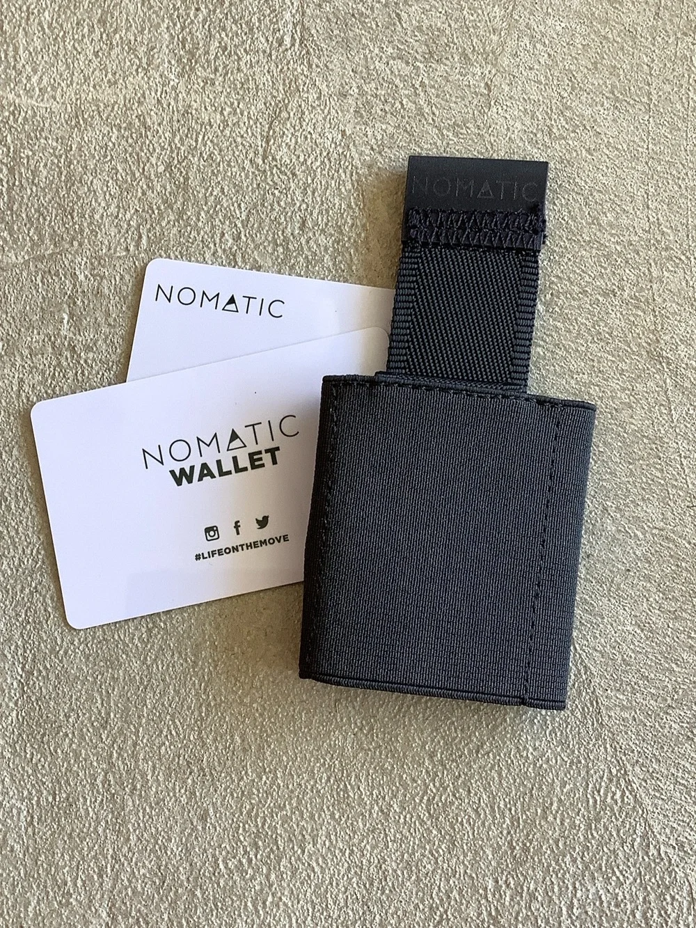 Nomatic black elastic wallet